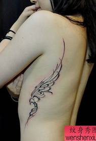 Ljepota bočnih prsa lijepi uzorak tetovaže krila vinove loze