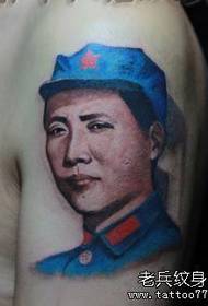 Portretul brațului cu un portret al tatuajului președintelui Mao