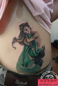 Flickans midja vackra sjöjungfru tatuering mönster