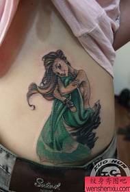 Fantasia di tatuaggio a sirena in vita da ragazza