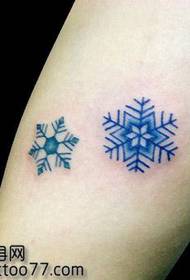 Patrón de tatuaje de copo de nieve que les gusta a las chicas