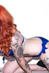 Modeli i tatuazhit për gruan Redhead