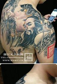 Los hombros masculinos son un patrón de tatuaje de figura de dragón emperador muy guapo