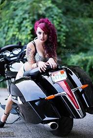 Kobieta jedzie motocykl wzór tatuażu