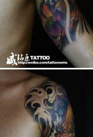 Arm gewilde aantreklike Tang-leeu-tatoo-patroon