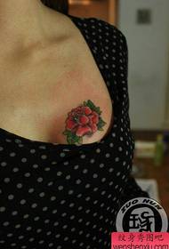 Smukke bryster kun smukke rose tatoveringsmønster