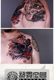 Man arm seekat met tatoeëring patroon op die bors