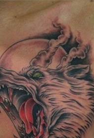 Labis na marahas na lalaki na lobo head tattoo