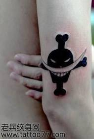 modeli i tatuazhit me pirate pirate me mjekër të bardhë
