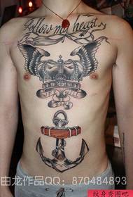 На грудях популярний класичний візерунок татуювання корони та якоря