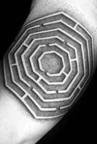 Черно сива татуировка на лабиринт _10 черно сива татуировка на лабиринт работи, за да се насладите