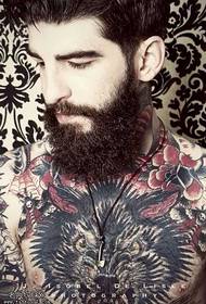 Modello sexy del tatuaggio del lupo barbuto