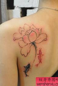 Mädchen Schultern sehen gut aus Pop-Tinte Lotus Tintenfisch Tattoo-Muster