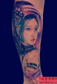 en vacker flicka med ett tatueringsmönster för kalv