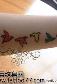 Rankos mielas paukščių paukščių narvelio tatuiruotės modelis