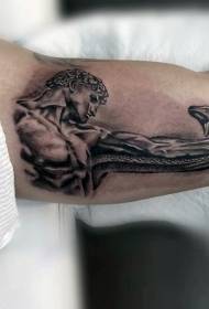Čierne a biele bizarné hadie tetovanie na vnútornej strane ramena