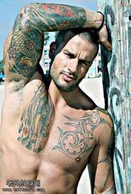 胸の美しい男のタトゥーパターン