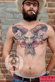 Patró frontal masculí que domina fresc patró de tatuatge de cap d’ovella