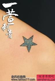 un fantastico disegno del tatuaggio dell'universo a stella a cinque punte