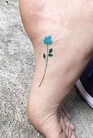 Patró floral del tatuatge de la nena dolça i dolça