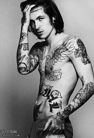 Modello di tatuaggio monocromatico da uomo europeo e americano