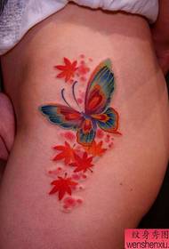 Красива красота пеперуда красива кленова лист татуировка модел