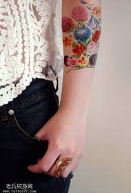 Пофарбовані красиві квіткові візерунок татуювання