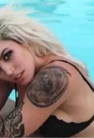 Jeropeeske en Amerikaanske styl tatoeaazjepatroan foar famkesmode