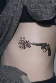 Squisiti piccoli tatuaggi neri e grigi: un set di delicati tatuaggi neri e grigi per donne