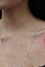 Bellissimo motivo floreale a tatuaggio nella bellissima clavicola