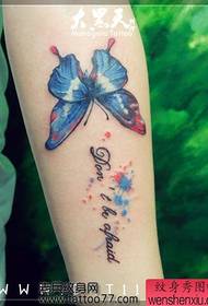 un bracciu di una ragazza cù un bon mudellu di tatuaggi di carta di farfalla