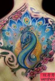 Mfano wa tattoo ya nyuma: picha ya nyuma ya peacock cherry