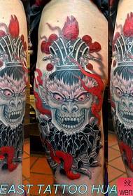 Fajne nogi męskich nóg, wzór tatuażu Wukong