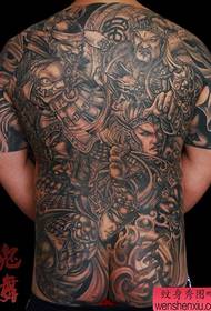 Il dorso maschile con una schiena fresca piena di cinque tigri farà tatuaggi