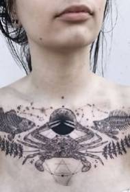 Alcune immagini di tatuaggi femminili sul petto