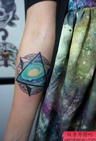 Дівчина рука красива популярна трикутник зірка татуювання візерунок