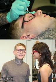 Realistisk billede af brille tatoveringsmønster