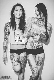Црна сива шема на тетоважи со две жени