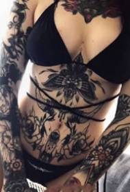 Женская олдскул черно-серая татуировка - девушка с узором черно-серой олдскул также может быть очень сексуальной