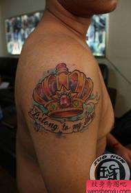 Braccio popolare modello di tatuaggio corona di colore pop