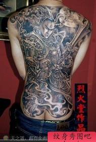 Langji татуировкасы үлгісіндегі ер адам