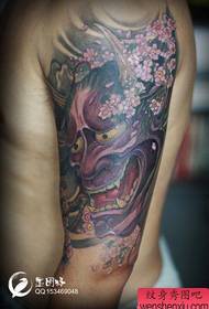 Armen är populär med ett coolt Prajna tatueringsmönster