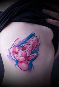 Gyönyörű bordák gyönyörű látszó virágos tetoválás mintával