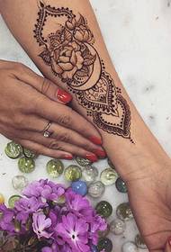 Skup cvijeća za djevojčice tetoviran je i lijep.