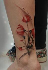 Poppy tattoo daim duab poj niam