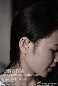 Padrão de tatuagem de estrela de diamante na orelha