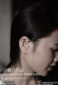 နားပေါ်မှာစိန်ပွင့်တက်တူးထိုးပုံစံ