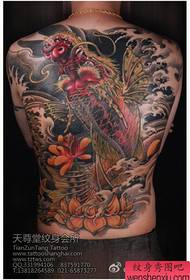 Muška leđa s hladnim uzorkom tetovaže lignji s cijelim leđima od domaćih