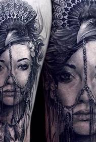 Жена с татуировка на врани