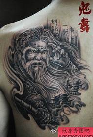 Bel ragazzo con motivo a tatuaggio spalla allo zenzero